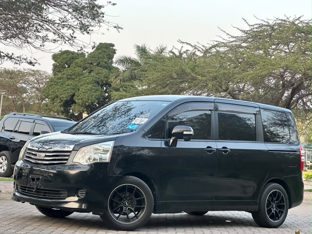 Toyota Noah new thumbnail 2